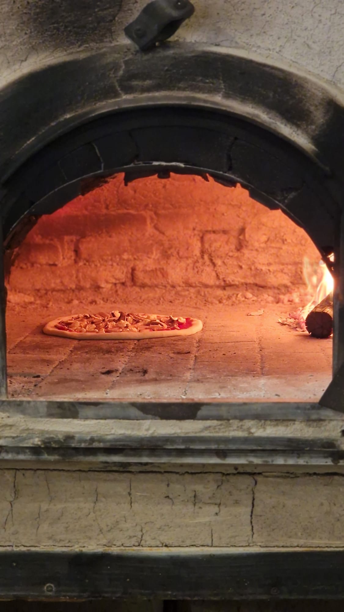Wood-fired pizza in the stone oven at La Fondita